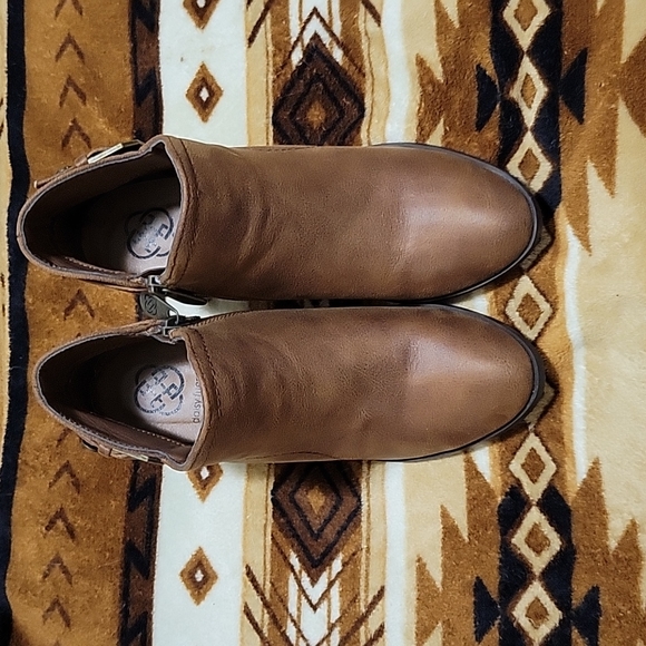 Daisy Fuentes booties - Picture 2 of 2